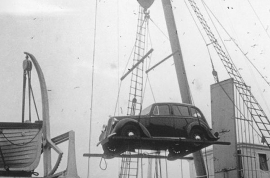 Loading the car onto the boat by crane